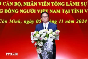 Thủ tướng Phạm Minh Chính phát biểu tại buổi gặp cán bộ, nhân viên Tổng lãnh sự quán và cộng đồng người Việt Nam tại tỉnh Vân Nam. (Ảnh: Dương Giang/TTXVN)