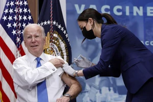 Tổng thống Mỹ Joe Biden tiêm vaccine Covid ngày 25/10/2022. Ảnh: Anna Moneymaker / Getty Images