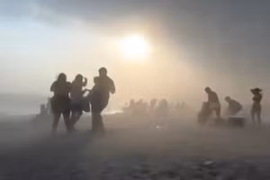 Bão dữ xuất hiện ở bờ biển khiến du khách hoảng loạn