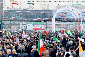 Người dân Iran đổ về quảng trường Azadi ở Tehran để kỷ niệm 47 năm ngày Cách mạng Hồi giáo.
