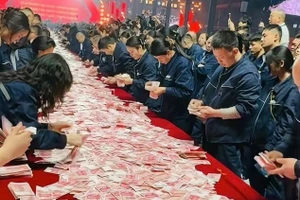 Nhân viên đếm những khoản tiền mặt khổng lồ mà công ty Henan Kuangshan Crane trao cho họ.