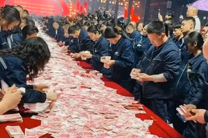 Nhân viên đếm những khoản tiền mặt khổng lồ mà công ty Henan Kuangshan Crane trao cho họ.