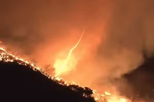 Video lốc xoáy tấn công Los Angeles giữa thảm họa cháy rừng