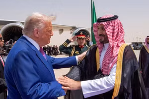 Tổng thống Donald Trump bắt tay Thái tử Saudi Mohammed Bin Salman trong buổi lễ chào đón tại Riyadh, Saudi Arabia, ngày 13/5. Ảnh: Reuters. 