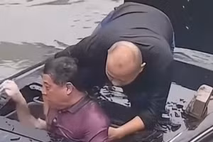 Cảnh người hùng phá tan kính xe Audi cứu tài xế rơi xuống sông