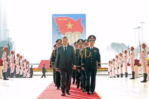 Tổng Bí thư đến dự Lễ kỷ niệm 80 năm Ngày thành lập Quân đội Nhân dân Việt Nam, 35 năm Ngày hội Quốc phòng toàn dân. (Ảnh: Thống Nhất/TTXVN)