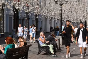 Mọi người đi dạo trên đường phố Moscow, Nga.