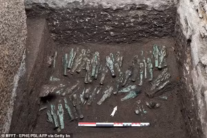 Tổng cộng 225 bức tượng tang lễ, được chế tác để làm người hầu tháp tùng người chết sang thế giới bên kia, đã được phát hiện. Khám phá này dẫn nhóm nghiên cứu đến việc tìm ra ngôi mộ thuộc về Pharaoh Shoshenq III, người trị vì từ năm 830 đến năm 791 trước Công nguyên.