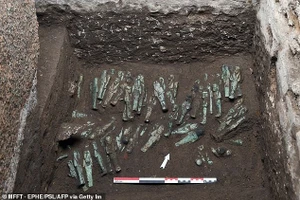 Tổng cộng 225 bức tượng tang lễ, được chế tác để làm người hầu tháp tùng người chết sang thế giới bên kia, đã được phát hiện. Khám phá này dẫn nhóm nghiên cứu đến việc tìm ra ngôi mộ thuộc về Pharaoh Shoshenq III, người trị vì từ năm 830 đến năm 791 trước Công nguyên.