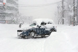 Hình ảnh cuộc sống gián đoạn ở Hokkaido vì tuyết rơi kỷ lục