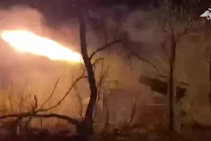 Đòn hỏa lực đánh sập xe bọc thép HMMWV, radar AN/TPQ-36