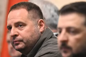 Chánh văn phòng Tổng thống Ukraine Andriy Yermak (trái) tham dự cuộc gặp cùng Tổng thống Ukraine Zelensky (phải) tại Warsaw, Ba Lan, Ảnh: Sergei Gapon/AFP/Getty Images