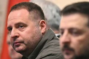 Chánh văn phòng Tổng thống Ukraine Andriy Yermak (trái) tham dự cuộc gặp cùng Tổng thống Ukraine Zelensky (phải) tại Warsaw, Ba Lan, Ảnh: Sergei Gapon/AFP/Getty Images