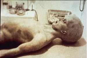 Người ngoài hành tinh giả mạo trong video năm 1995 này được cho là đến từ vụ rơi UFO năm 1947 ở Roswell, New Mexico