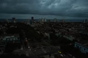 Havana chìm trong bóng tối trong đợt mất điện toàn quốc do sự cố lưới điện. Ảnh: Yamil Lage/AFP