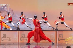 Robot múa túy quyền với côn nhị khúc gây sốc Gala Xuân