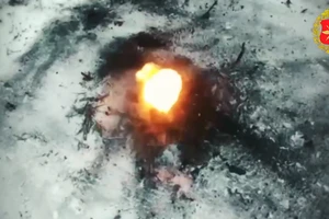 Hỏa lực xóa sổ loạt xe cơ giới, pháo binh và đánh sập kho đạn