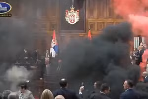 Video phe đối lập Serbia tung bom khói tại cuộc họp quốc hội