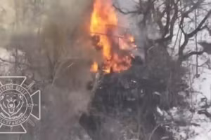 Video xe tăng cháy rụi sau vụ tấn công của UAV Lancet ở Kharkov