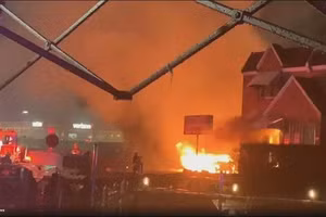 Máy bay rơi tạo thành một đám cháy lớn.