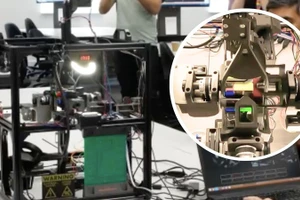 Robot được xây dựng quanh một khung trung tâm giữ khối Rubik cố định.