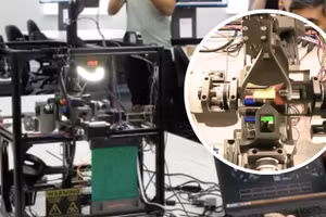 Robot được xây dựng quanh một khung trung tâm giữ khối Rubik cố định.