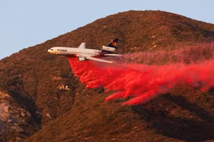 Máy bay thả Phos-Chek để dập tắt đám cháy.