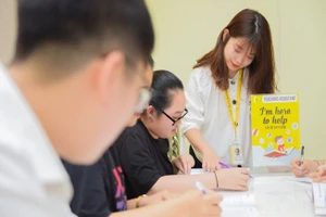 Học viên đang cùng nhau thảo luận về bài tập IELTS