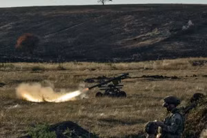 Bệ phóng Igla đang được binh lính vận hành. 