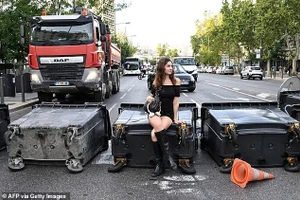 Xe buýt cháy, rào chắn bốc lửa, 80.000 cảnh sát Pháp căng mình đối phó hỗn loạn
