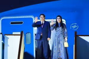 Thủ tướng và Phu nhân tới Sân bay Doha, bắt đầu thăm chính thức Qatar