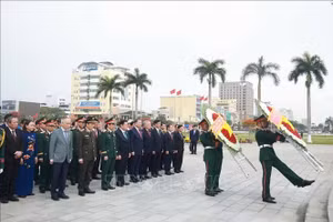 Tổng Bí thư Tô Lâm và các đại biểu dâng hương tưởng niệm các Anh hùng liệt sĩ tại Đài tưởng niệm thành phố Đà Nẵng. (Ảnh: Thống Nhất/TTXVN)