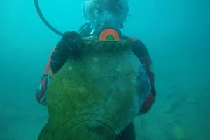 Kristina Guseynova, trợ lý phòng thí nghiệm tại Viện Khảo cổ học thuộc Viện Hàn lâm Khoa học Nga, với một phần của chiếc bình cổ.