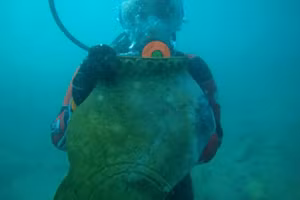 Kristina Guseynova, trợ lý phòng thí nghiệm tại Viện Khảo cổ học thuộc Viện Hàn lâm Khoa học Nga, với một phần của chiếc bình cổ.