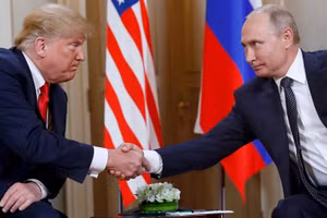 Ông Donald Trump và người đồng cấp Nga Vladimir Putin bắt tay nhau khi bắt đầu cuộc gặp tại Dinh Tổng thống ở Helsinki, Phần Lan, vào ngày 16/7/2018. Ảnh: Pablo Martínez Monsiváis/AP