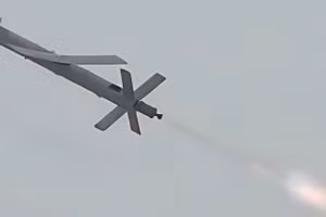 Góc nhìn từ dưới của một chiếc Shahed-101 đã được chỉnh sửa, đang bay giữa bầu trời.