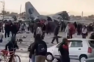 Máy bay quân sự rơi, tiền văng khắp đường cao tốc