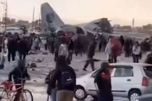 Máy bay quân sự rơi, tiền văng khắp đường cao tốc