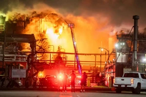 Lửa bùng phát tại nhà máy lọc dầu lớn ở California sau vụ nổ