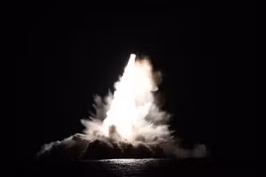 Một tên lửa Trident II D5 Life Extension không vũ trang được phóng từ tàu ngầm tên lửa đạn đạo lớp Ohio ngoài khơi bờ biển Florida trong một sự kiện thử nghiệm được lên kế hoạch từ ngày 17-21/9. (Hải quân Hoa Kỳ)