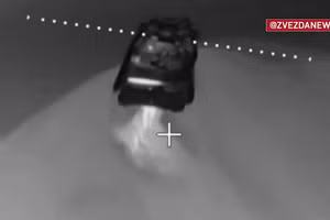 Cảnh drone đánh chìm 4 xuồng không người lái trên sông Dnipro trong đêm