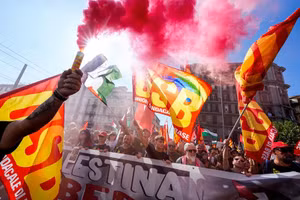 Italy dậy sóng với biểu tình, bãi công và phong tỏa cảng