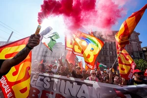 Italy dậy sóng với biểu tình, bãi công và phong tỏa cảng
