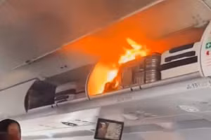 Hỗn loạn trên chuyến bay khi pin sạc trong ngăn hành lý bốc cháy