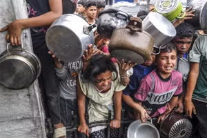 Trẻ em Palestine tụ tập tại một bếp ăn do các tổ chức cứu trợ lập ra tại trại tị nạn Jabalia ở phía bắc Gaza. Ảnh: Mahmoud Issa/Anadolu.