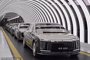 Câu trả lời của Trung Quốc cho Rolls-Royce bằng chiếc xe dát vàng 130.000 USD