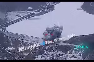 Bom FAB-3000 khai hỏa, đòn tập kích tấn công sân bay quân sự