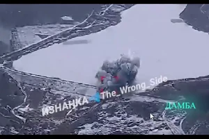 Bom FAB-3000 khai hỏa, đòn tập kích tấn công sân bay quân sự