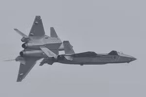 Tiêm kích tàng hình J-20 ‘Mighty Dragon’ lần đầu trình diện trước công chúng