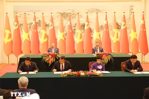 Tổng Bí thư, Chủ tịch nước Việt Nam-Trung Quốc chứng kiến Lễ ký văn kiện hợp tác